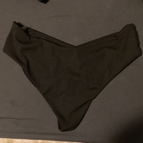 SHEIN black bikini top medium and SHEIN black cross in the front bottoms medium - Picture 4 of 6